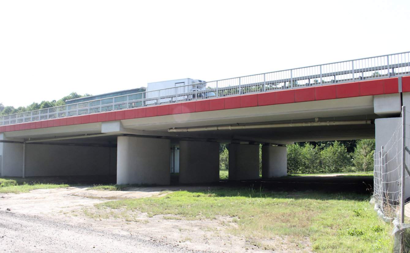 Rolnik uważa, że zamknięcie przejść dla zwierząt pod drogą ekspresową S8, krajową 51 oraz autostradą A1 zahamowałoby przemieszczanie dzików ze wschodniej, zakażonej ASF części na tereny wolne od choroby