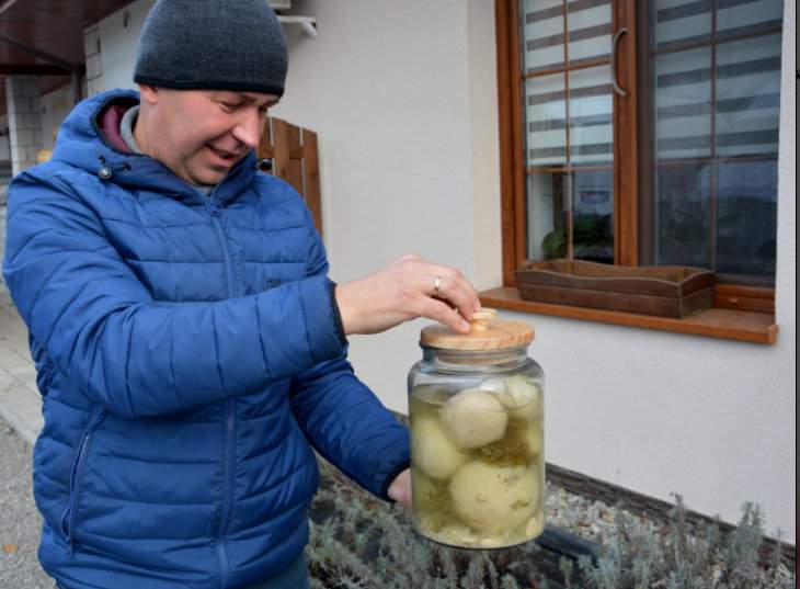Andrzej Czarnecki przetwarza i sprzedaje warzywa wyprodukowane w swoim gospodarstwie. Dzięki temu nie dzieli się zyskiem z pośrednikami