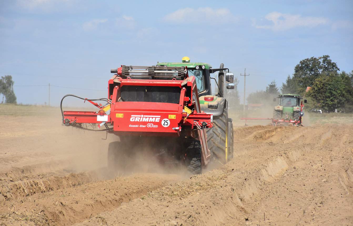 Odkamienianie stanowiska separatorem Grimme CS 1500 jesienią lub wiosną to jeno z najważniejszych zadań. Na zdjęciu widzimy pracę innego modelu – CS 150