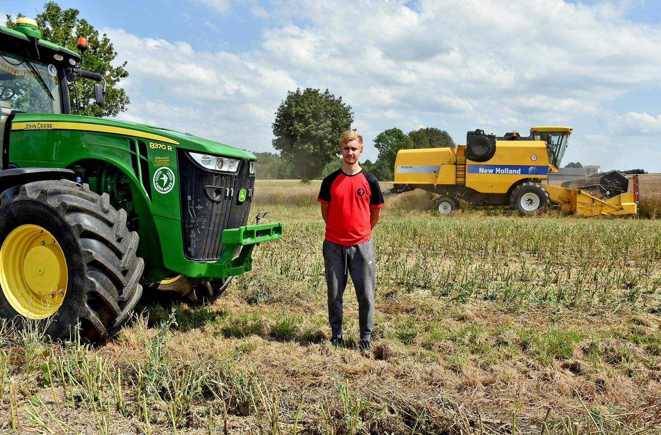 Krystian Nowak z firmy Agro-Masz już jesienią, w czasie sierpniowych siewów rzepaku był przekonany, że najwyższe plony będą w technologii strip-till. Zbiór rzepaku w dniu 6 sierpnia br. tylko to potwierdził