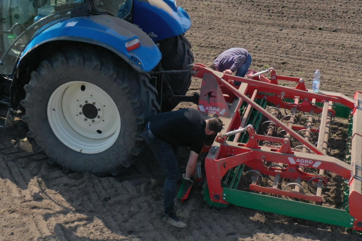 Przednia włóka spisywała się bardzo dobrze, ale sposób jej regulacji pozostawia sporo do życzenia. Najlepiej dokonywać tego w dwie osoby.