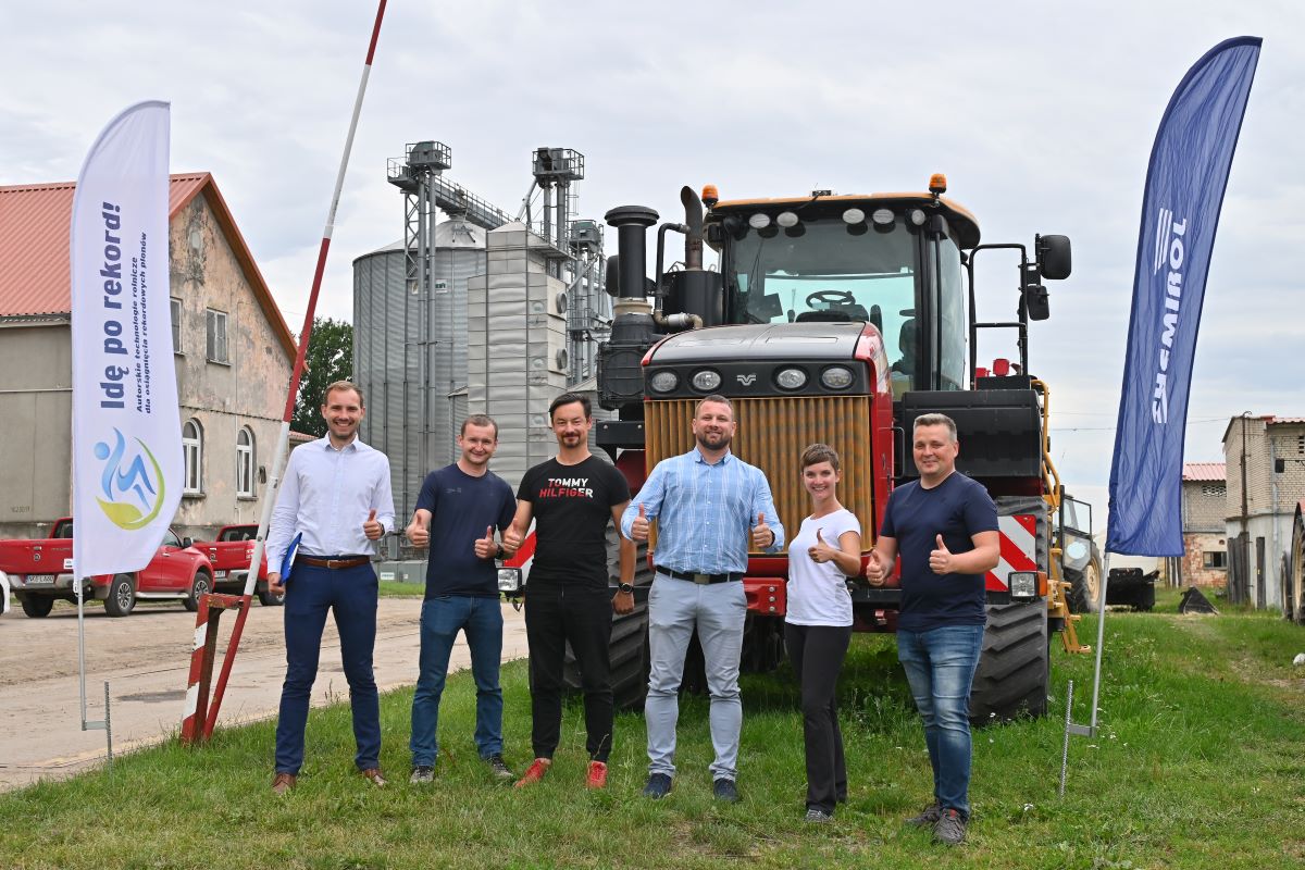 Pamiątkowe zdjęcie po pobiciu rekordu plonowania pszenicy w gospodarstwie Rolnyvik w Barcianach. Ale plon 11,6 t/ha to nie wszystko. Ważna jest jakość ziarna, a ta była bez zarzutu: liczba opadania – 351, gęstość – 79,4, białko – 13,9