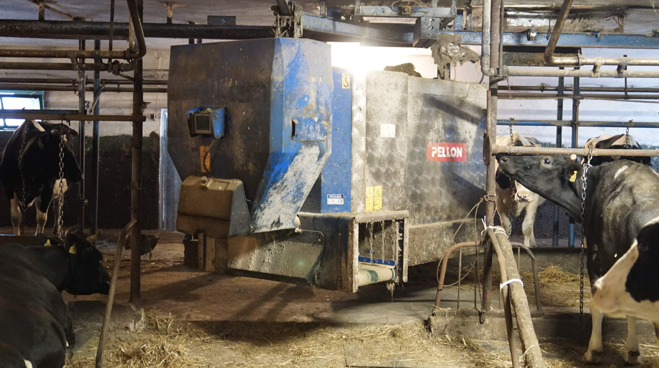 Robot składa się z dwóch zbiorników: na pasze objętościowe oraz sypkie. Drugi zasobnik podzielony jest na trzy niezależne komory