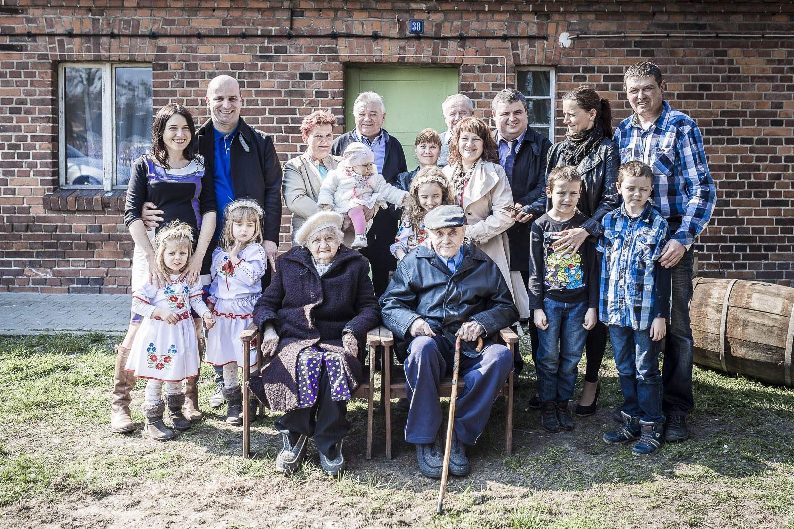 Rodzina Sznajderów przed domem, w którym zamieszkali dziadkowie Stefan i Zofia. Emilia z Jarkiem i córkami stoją jako pierwsi z lewej