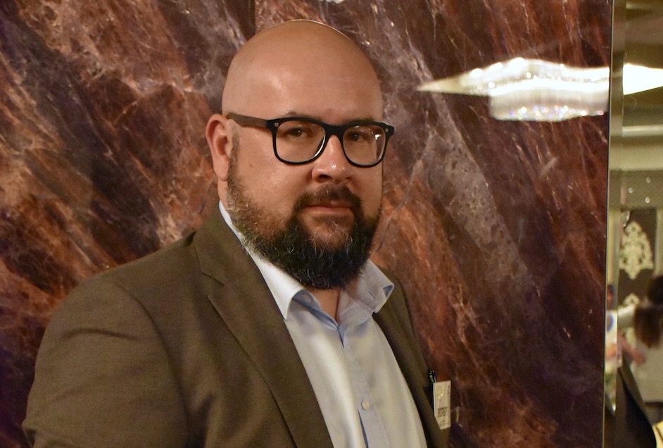 Jacek Zarzecki, prezes zarządu Polskiego Związku Hodowców i Producentów Bydła Mięsnego prowadzi hodowlę bydła mięsnego rasy limousine na terenie gminy Biała Piska. Zaczynał hodowlę od 15 krów i na początku miał cel powiększenia stada do 30 krów. Gdy to uzyskał, szybko dobił do 100 krów, ale potem uznał, że to za dużo i teraz ma 75 mamek. Uważa, że to optymalna ilość w 135-hektarowym gospodarstwie, którą może utrzymać również w złych suchych latach. Gospodarstwo funkcjonuje w cyklu zamkniętym – dla zwierząt kupowane są tylko lizawki mineralne. Bydło zjada zielonki, sianokiszonki, siano, słomę i zboża gospodarskie. Od 2004 r. jest to gospodarstwo ekologiczne i jak podkreśla właściciel – to się opłaca.