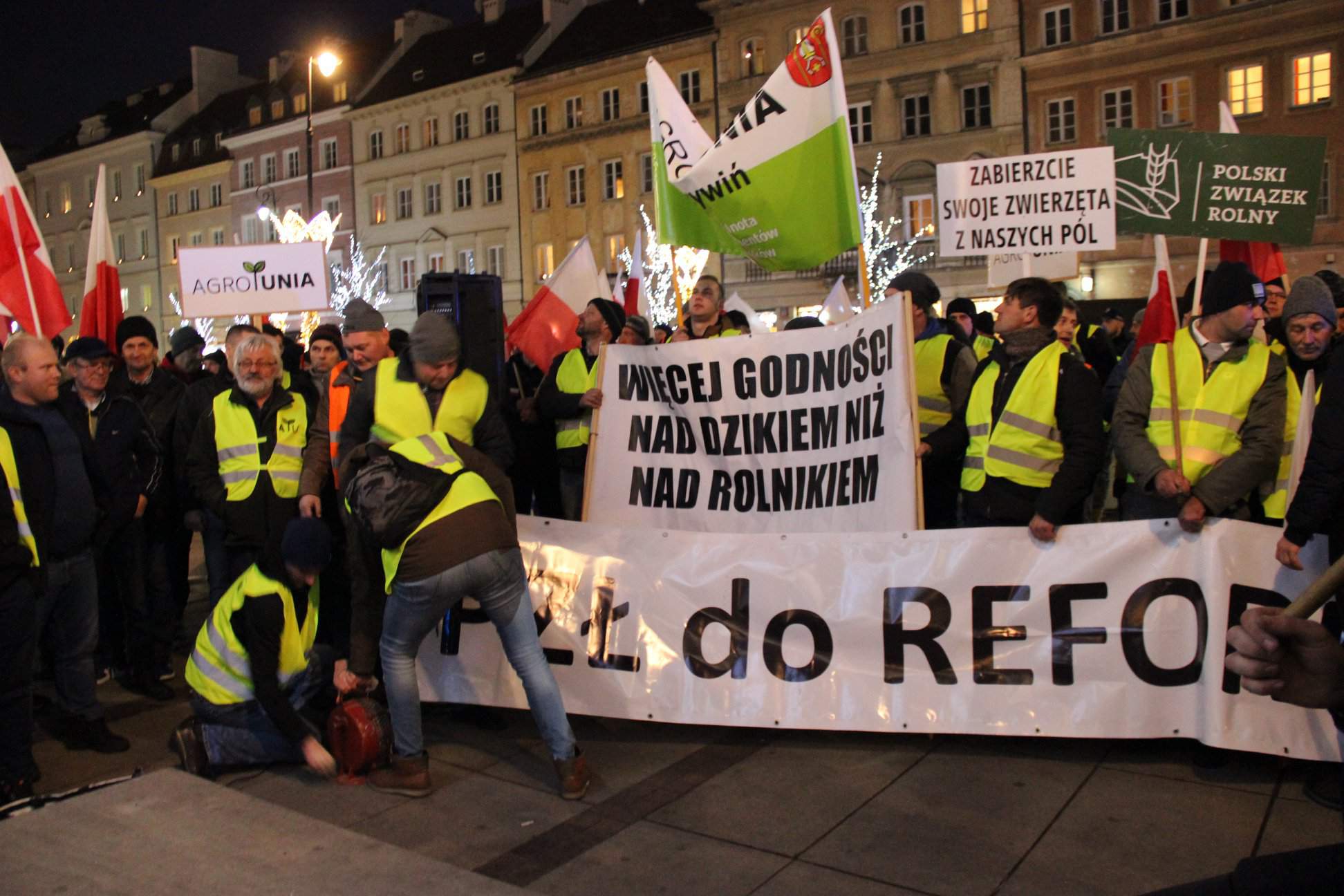 Ponad stu rolników z Agro Unii najpierw protestowało przed sejmem, a następnie zgromadzili się pod Centralną Biblioteką Rolniczą  