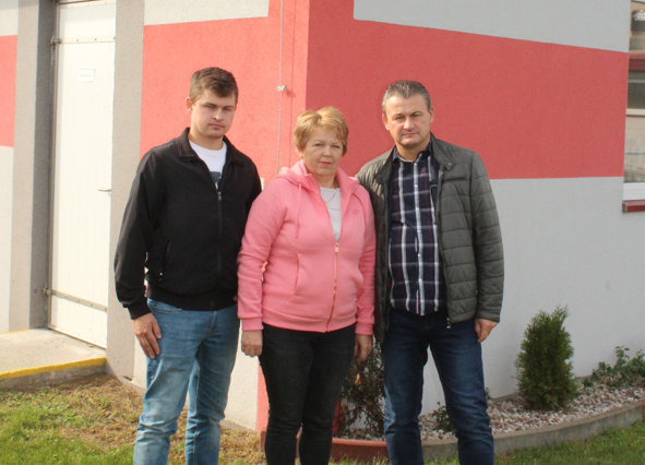 Ewa i Robert Truchelowie wspólnie z synem Damianem prowadzą w miejscowości Ostrożne w gminie Szumowo gospodarstwo specjalizujące się w produkcji warchlaków. W pracach pomagają także pozostali synowie – Michał i Mateusz. Gospodarze uprawiają 40 ha ziemi. Na 5 ha wysiewany jest rzepak ozimy. W tym roku po raz pierwszy 5 ha przeznaczyli pod uprawę kukurydzy na ziarno. Od 5 do 8 ha w strukturze zasiewów zajmuje pszenica, a na pozostałej powierzchni wysiewane są jęczmień i owies. Rolnicy utrzymują około 200 macior danbred, które są inseminowane nasieniem knurów duroc × piertain. Uzyskują od lochy ponad 30 prosiąt rocznie. Wszystkie loszki na remont stada pochodzą z zakupu. Warchlaki sprzedawane są w przedziale od 20 do 30 kg masy ciała. Obecnie gospodarze utrzymują także około 500 tuczników.
