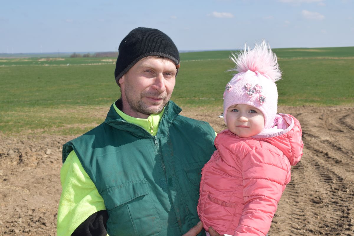 Dorota i Rafał Raniszewscy z miejscowości Łędławki w gminie Bisztynek (pow. bartoszycki) prowadzą 40 ha gospodarstwo specjalizujące się w produkcji mleka. Struktura zasiewów podporządkowana jest pod stado bydła. 12 ha zajmuje kukurydza, ok. 15 to mieszanki traw, pozostały areał to bobik i zboża wykorzystywane do produkcji paszy. Stado liczy ok. 70 szt., w tym 30 krów. Mleko odbiera Spółdzielnia Mleczarska MLEKPOL Mrągowo.