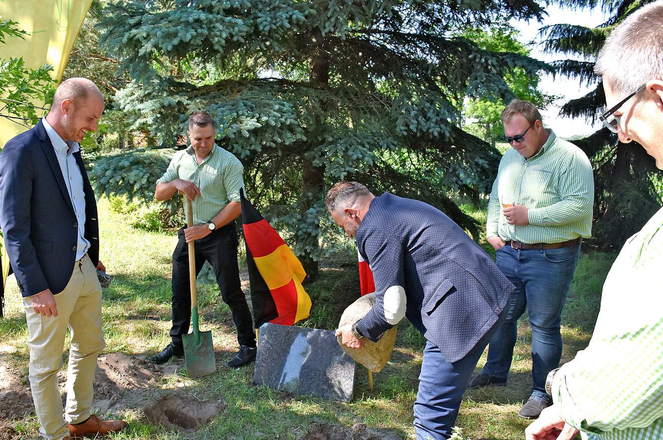 Symboliczne wkopanie kamieni węgielnych polskiego i niemieckiego, to dobry symbol podbudowy „fundamentów” nowo powstającej firmy