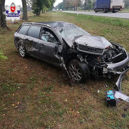 Ryki: zderzenia ciągnika rolniczego i osobowego audi. Samochód osobowy dachował a Ursus rozpadł się na pół 