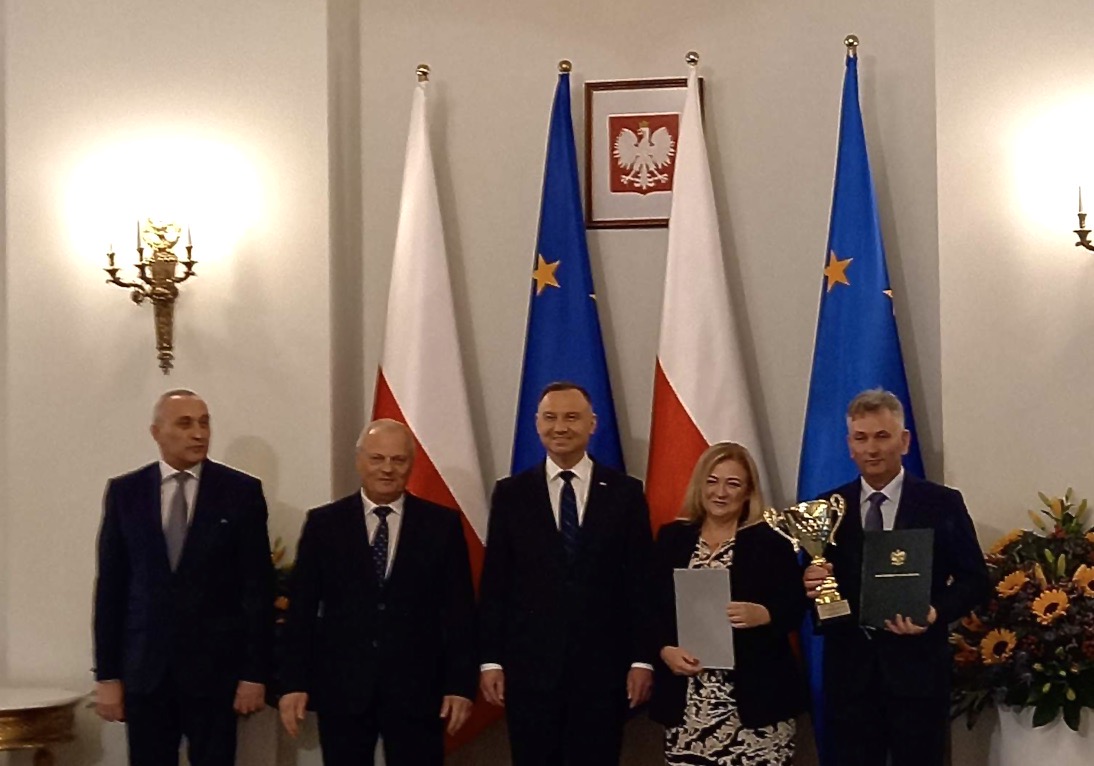 Od lewej: Marek Chibowski, zastępca dyrektora generalnego KOWR, Lech Kołakowski, sekretarz stanu w MRiRW, Prezydent RP Andrzej Duda, Iwona Sandak, zastępca prezesa zarządu SDM Wieluń, Marek Kapica, prezes zarządu SDM Wieluń