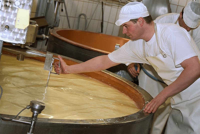 Serownia wyposażona jest w cztery kadzie o pojemności 4800 litrów. Ser produkuje się 2 lub 4 razy dziennie, w zależności od pory roku. Produkcja sera trwa 2,5 h