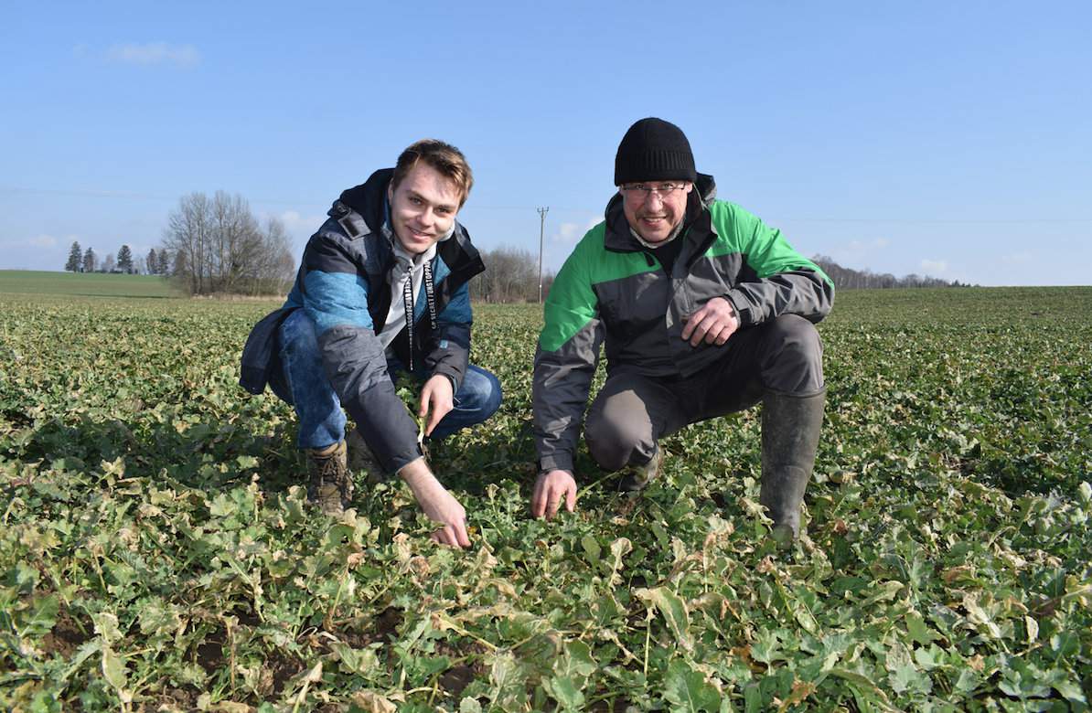 Rodzinne gospodarstwo rolne państwa Peciów znajduje się w miejscowości Lipówka w gminie Działdowo (pow. działdowski). Gospodarstwem zajmuje się pan Mirosław wraz z synem Cezarym. Gospodarstwo specjalizuje się w produkcji roślinnej, uprawiają 150 ha, z czego 100 ha to grunty własne. Główne gałęzie produkcji to zboża pszenica i pszenżyto, a na lżejszych kawałkach żyto, w sumie około 50 ha, podobny areał, bo 40–50 ha  zajmuje rzepak ozimy. I ponad 50 ha to okopowe, w tym ziemniaki – 30 ha, marchew ponad 15 ha i burak 10 ha. Marchew i buraki produkowane są pod kontrakty i przeznaczone na susz. Na zdjęciu Cezary Peć (z lewej) i Jan Gurzyński z firmy Intermag.