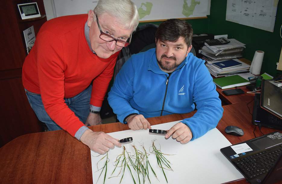 Dr Andrzej Bruderek (z lewej) i Sylwester Waśniewski, jeden ze współwłaścicieli Gospodarstwa Rolnego w Bajdytach (pow. bartoszycki)