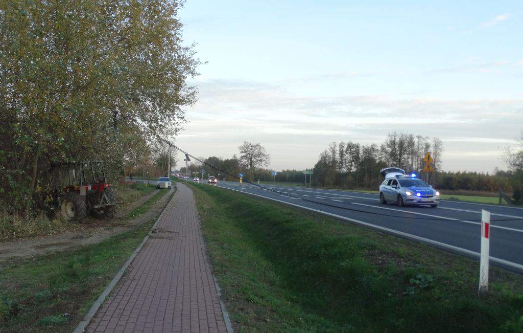 Sierpc: ciągnik rolniczy ściął w słup i zablokował DK10