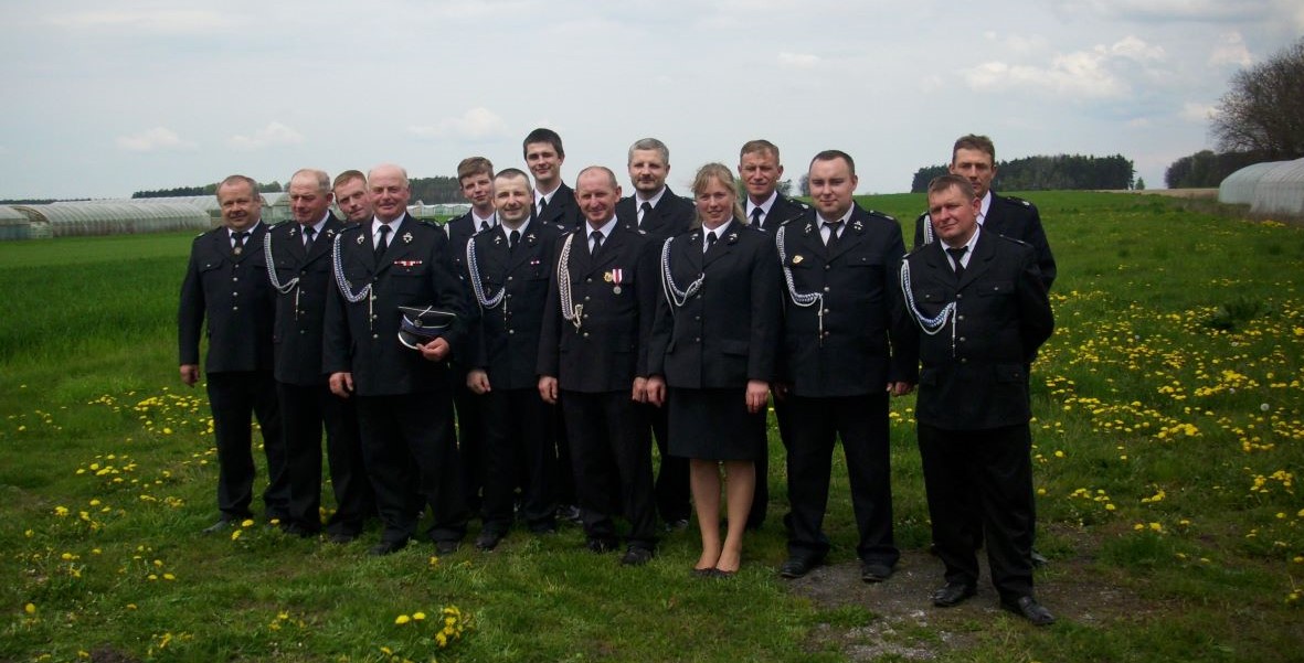 Od lewej: Adam Gryczyński, Zbigniew Janik, Miłosz Janik, Stanisław Janik, Bartosz Janik, Artur Banasiak, Adam Banasiak, Mariusz Sowa, Krzysztof Banasiak, Małgorzata Janik, Michał Janik, Tomasz Gruszka, Darek Pogorzelec, Andrzej Janik