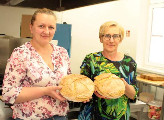 rleta Jakubowska (po lewej), głównodowodząca w spółdzielni, z koleżanką Magdą, z którą w piątki wypiekają w krwonowskim inkubatorze chleby