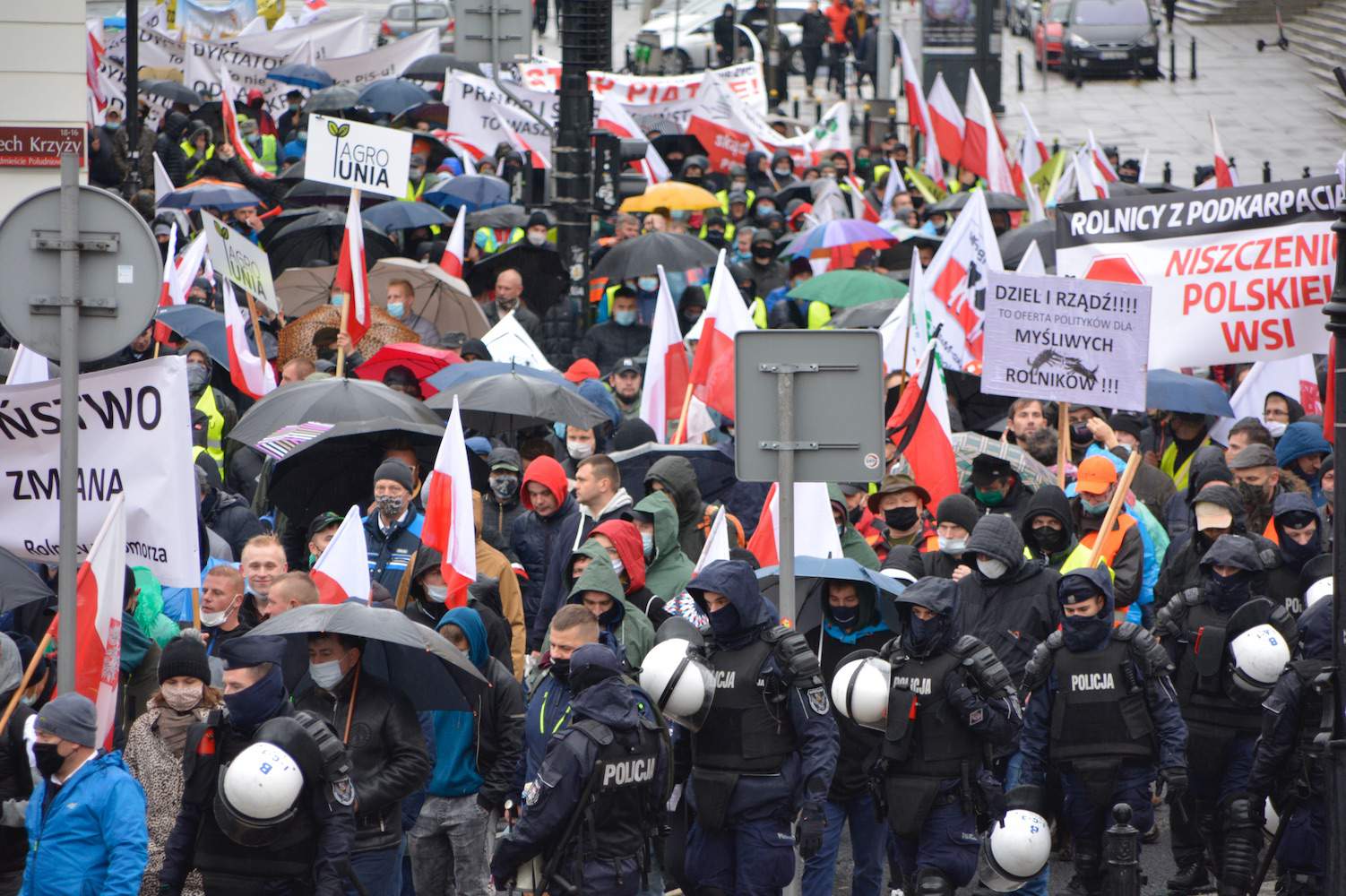 Spięcia między protestującymi rolnikami i policjantami 