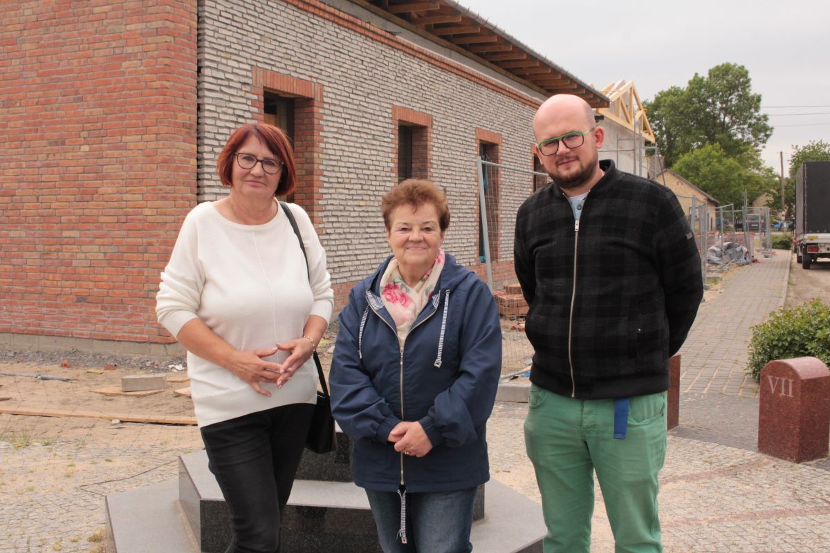 Od lewej: Zofia Walczyk, Maria Pełka – prezeska stowarzysze nia Spycimierskie Boże Ciało, i Jędrzej Kałużny na tle budowanego centrum kultu