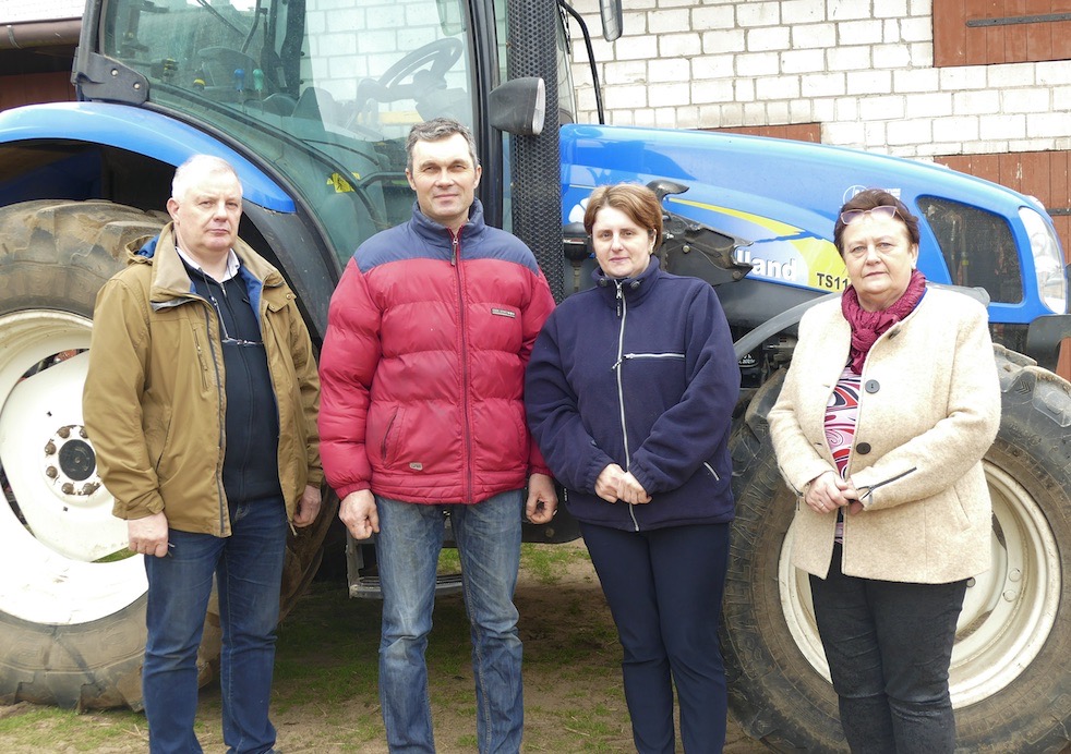 Ilona i Tomasz Pustelnikowie swoje gospodarstwo prowadzą w miejscowości Bukowiec (gm. Brąszewice, pow. sieradzki), które wraz z gruntami dzierżawionymi liczy 30 ha (w tym 20 ha własnych). Na 8 ha uprawiana jest kukurydza, głównie odmian firmy KWS, użytki zielone zajmują 8,5 ha. Na 1,5 ha uprawiane są ziemniaki konsumpcyjne, a pozostały areał przeznaczony jest pod uprawę mieszanek zbożowych oraz żyta. Rolnicy są dostawcami Okręgowej Spółdzielni Mleczarskiej Wart-Milk w Sieradzu, do której sprzedają około 12 tysięcy litrów mleka miesięcznie.  Na zdjęciu państwo Pustelnikowie (w środku) z Małgorzatą Jasek – kierownik Działu Skupu oraz Arkadiuszem Olszewskim – terenowym instruktorem służby surowcowej.