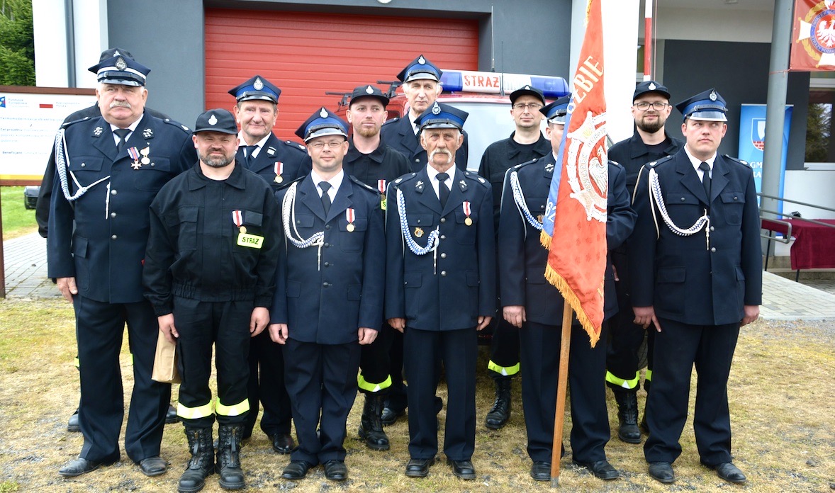 Prezes Stanisław Kozub (pierwszy od lewej) z członkami OSP Spławy