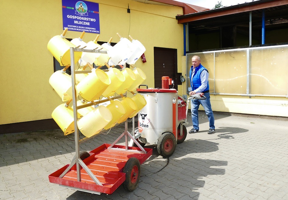 Taksówka mleczna wraz ze specjalnym wózkiem na wiadra do odpajania, to doskonałe rozwiązanie oszczędzające czas i ciężką fizyczną pracę