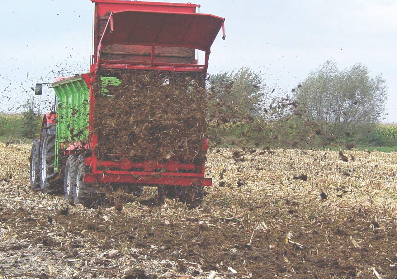 Jesień to okres wzmożonego stosowania nawozów, ale pamiętajmy o ważnych terminach. Obornik można stosować od 1 marca do 31 października na gruntach ornych lub do 30 listopada w uprawach trwałych, uprawach wieloletnich i na trwałych użytkach zielonych