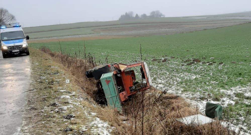 Tomaszów Lubelski: rolnik stracił panowanie nad ciągnikiem i wpadł do rowu 