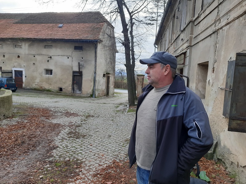 W gospodarstwie Tomasza Niedzielskiego aż się prosi o remont budynków, ale każdy ruch wymaga zgody współwłaścicieli, którzy remontem zwykle nie są zainteresowani.