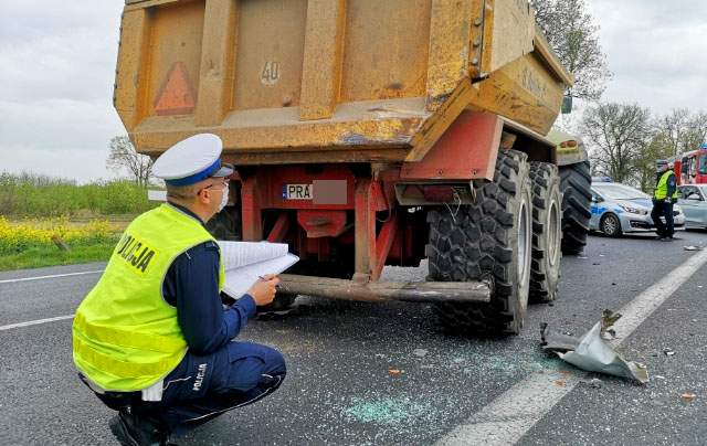 Tragedia pod Lesznem. Dostawczak wbił się w ciągnik z przyczepą. Kierowca zginął