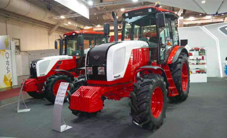 Najlepiej sprzedający się traktor Belarusa w Niemczech – model 1523 o mocy 153 KM. W tle widoczny jest 95-konny model 952.6 