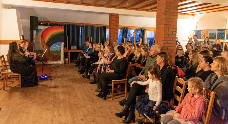 Koncert bożonarodzeniowy Gosi Janek, wokalistki, która na występ zjechała z Londynu w grudniu 2019 roku. Tradycją w Trygorcie stały się już wystawy plastyczne uświetniane koncertami