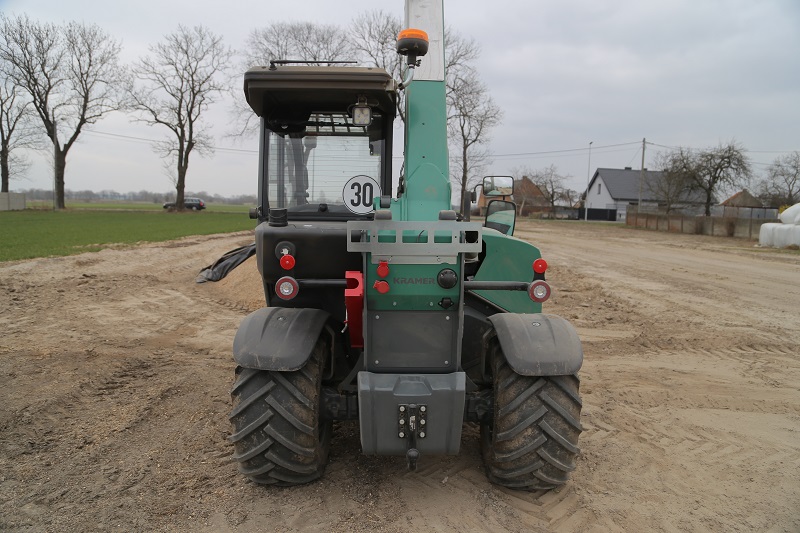 Testowana ładowarka miała tylny hak transportowy, parę złączy hydraulicznych i dwa gniazda elektryczne. To wyposażenie, które raczej nie przyda się w obejściu.