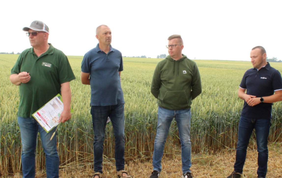 O agrotechnice i ochronie grochu i pszenicy w Chrostowie Zalesiu opowiadali rolnikom (od lewej): Michał Wiech, Bogdan Dzieliński, Tomasz Kołakowski i Mariusz Rudziński