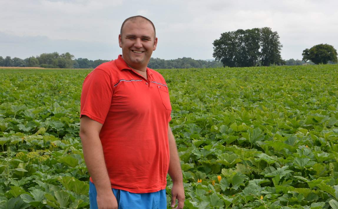 adosław Szczur jest absolwentem Uniwersytetu Przyrodniczego  w Lublinie. W tym sezonie prowadzi na 60 ha głównie uprawę fasoli, bobu i dyni. Zajmuje się produkcją nasienną i sprzedażą kwalifikowanego materiału siewnego. Prowadzi usługi, dysponuje m.in.  dwoma kombajnami do zbioru dyni i trzema suszarniami. Żonaty. Z Magdaleną mają trójkę dzieci. Anastazja ma 9 lat, Adam 8 lat  a Nikodem 9 miesięcy.