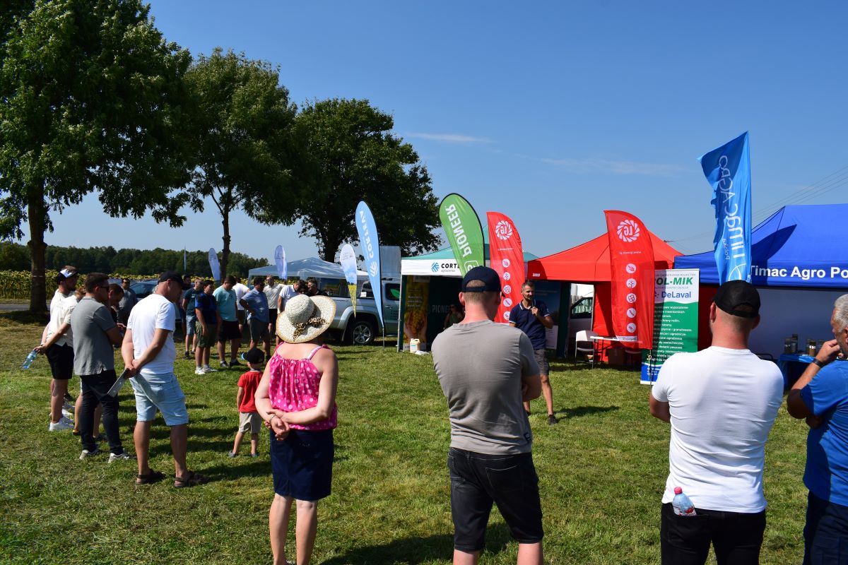 Spotkanie rozpoczęli eksperci i przedstawiciele kolejnych współorganizatorów spotkania, którzy skupili się na agrotechnice uprawy, nawożeniu, ochronie, plonowaniu, możliwościach sprzedaży słonecznika, odpowiadali także na pytania rolników