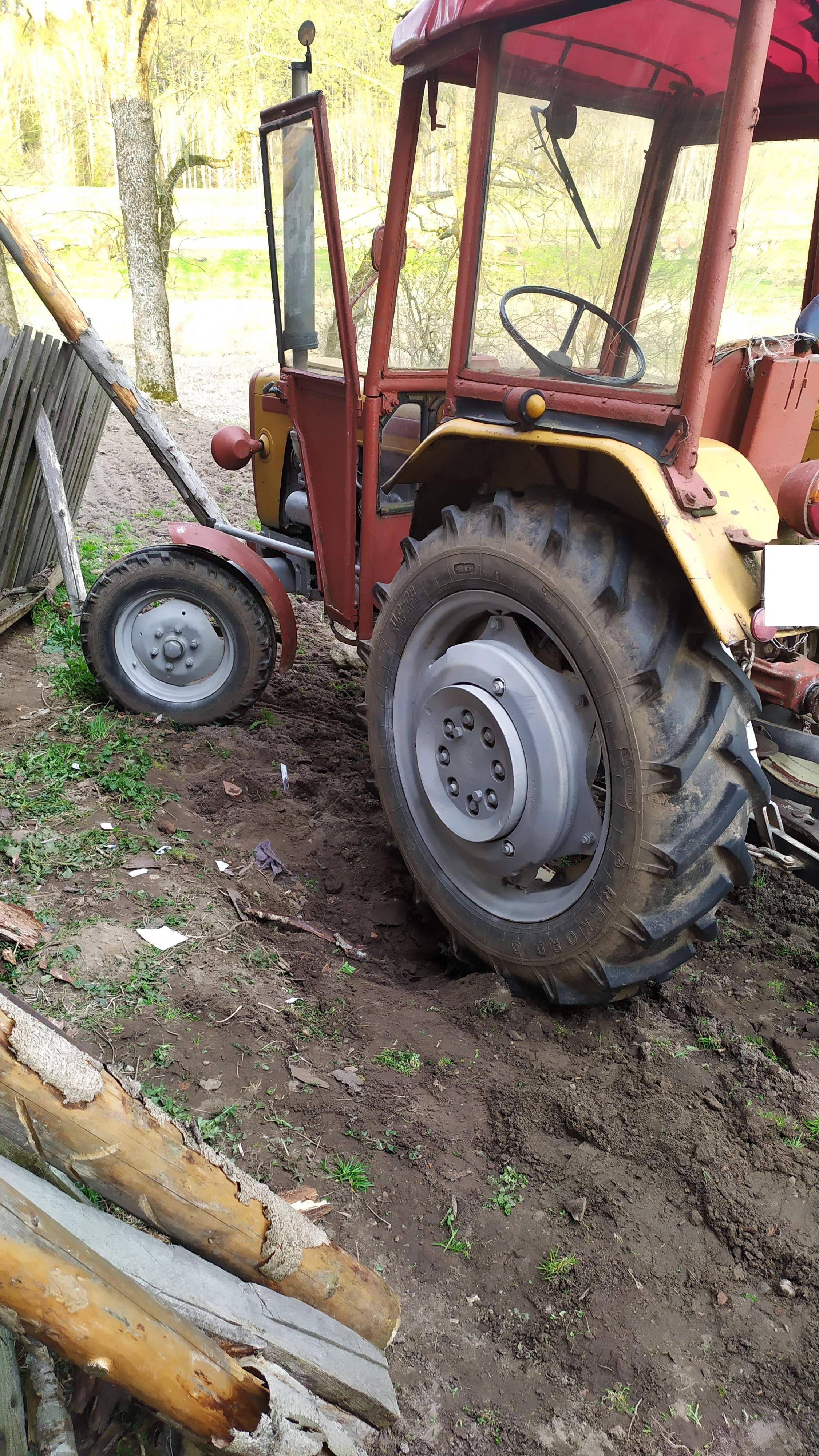 Ursus przygniótł 74-latka. Śmigłowcem LPR trafił do szpitala