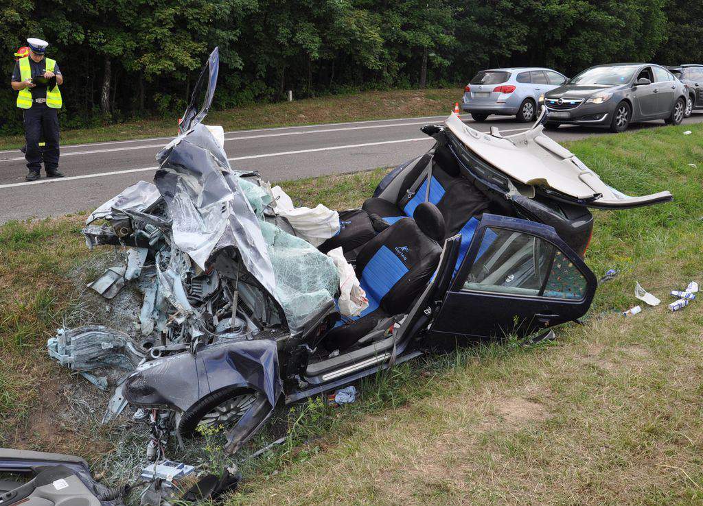 Siła zderzenia obu pojazdów była tak duża, że przyczepa została zepchnięta z jezdni. Z kolei w Volkswagenie zmiażdżony został przód (fot. KWP w Lublinie) 