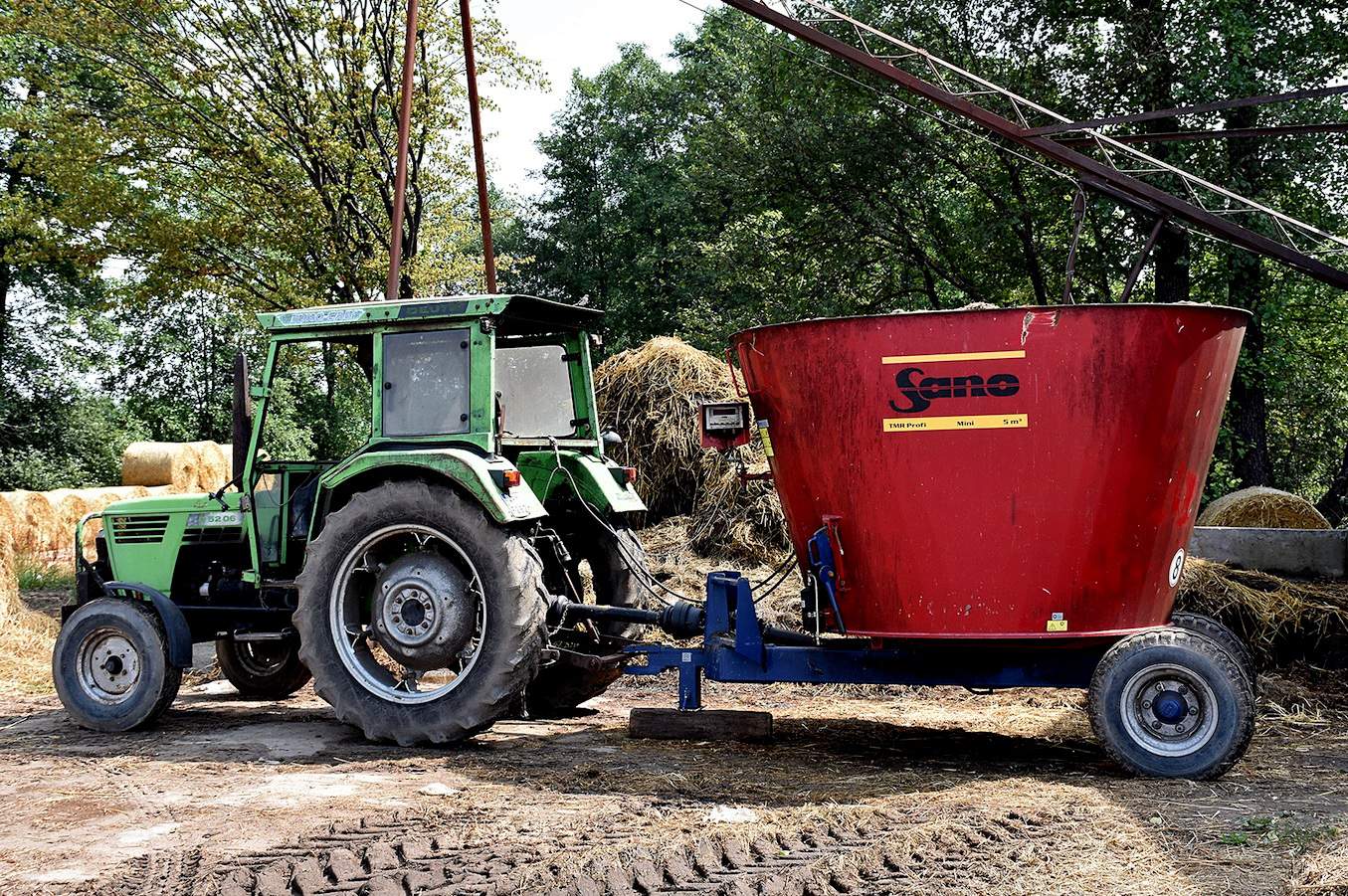 Wóz paszowy Sano napędza ponad 30-letni ciągnik Deutz-Fahr