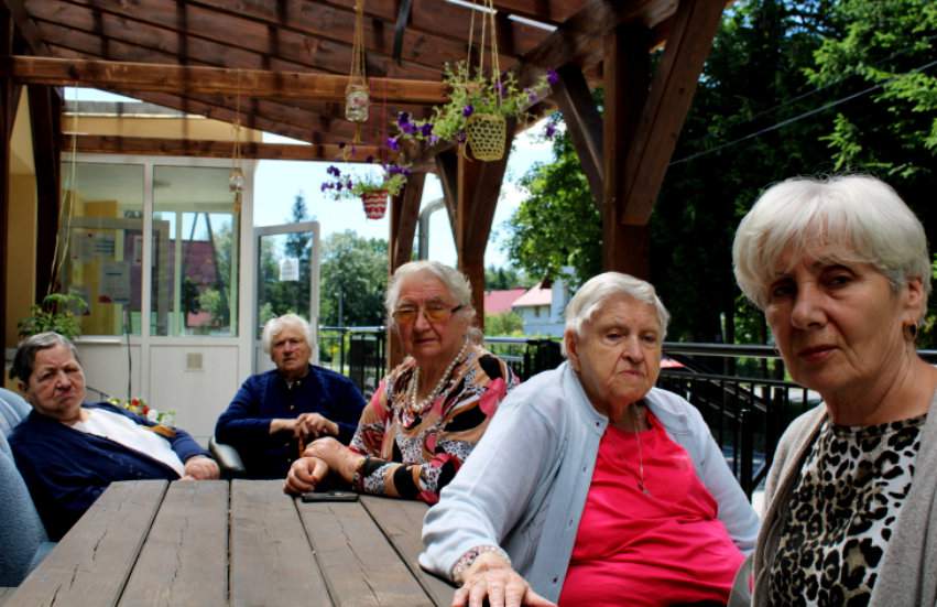 Panie (od prawej) Halina Walka, Teresa Znamirowska, Zofia Kolar, Leokadia Gojdź, Kazimiera Fedoruk korzystają regularnie z ośrodka w Bukówce i chwalą sobie pomysł jego powołania