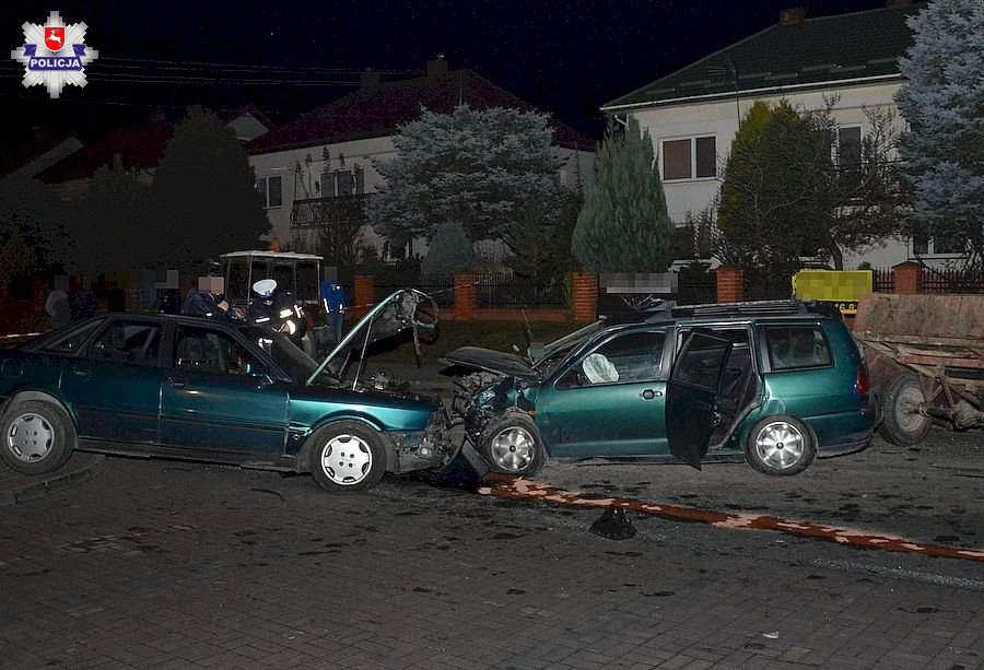 W czołowym zderzeniu dwóch aut i ciągnika z przyczepą ranne zostały 3 osoby
