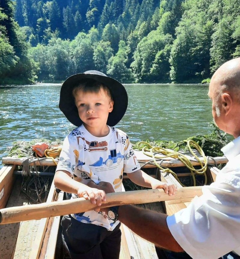 Spływ tratwą po Dunajcu. Hubert dziarsko wcielił się w rolę flisaka 