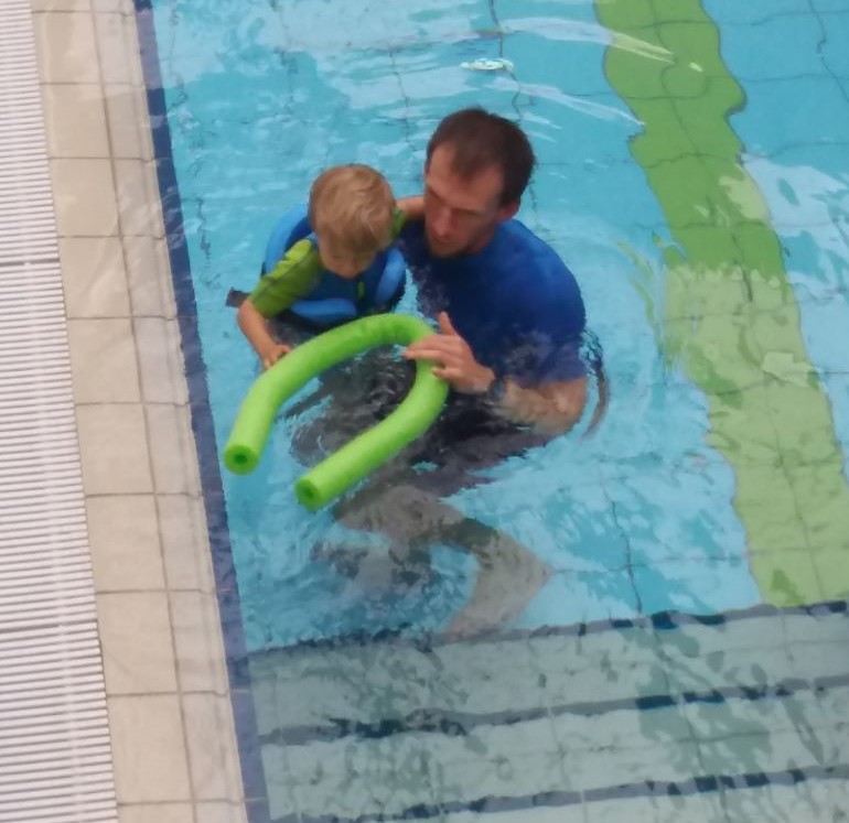 Hubert podczas zajęć na basenie w Szamotułach. Do ćwiczeń potrzebne są specjalne warunki