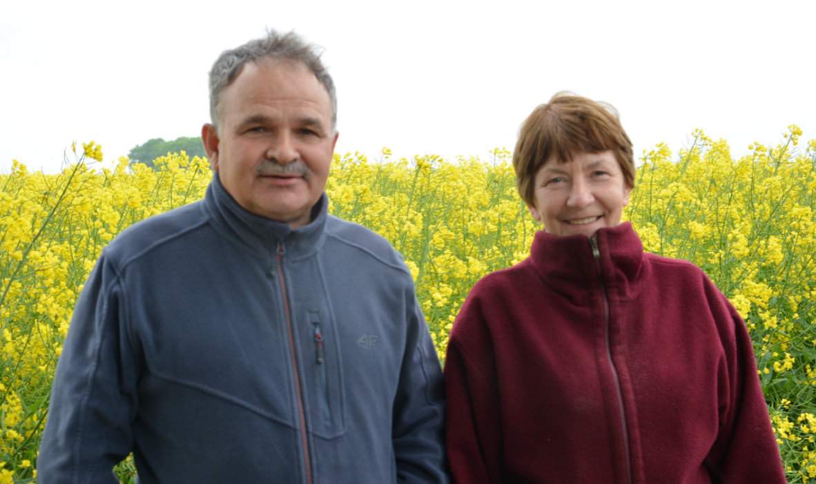 Strukturę zasiewów w tym sezonie tworzą: pszenica ozima (156 ha), jęczmień browarny (26 ha), rzepaki (80 ha), fasola (24 ha) i buraki cukrowe (74 ha). Gospodarstwo prowadzą wspólnie Andrzej i Danuta Wawrykowie (na zdjęciu) oraz ich syn Michał z żoną Ewą. Mają dwoje dzieci: Anię (4 lata) i Huberta (10 lat). Większość obowiązków spoczywa już na przedstawicielach młodszego pokolenia rodziny.