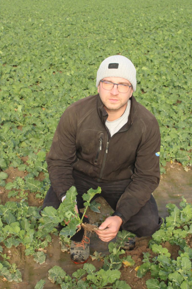 Maciej Florczuk prowadzi w miejscowości Falatycze w gminie Platerów (powiat łosicki) gospodarstwo o powierzchni około 70 ha. Na 28 ha wysiana jest pszenica ozima, 23 ha zajmuje rzepak ozimy, na 14 ha uprawiany jest jęczmień ozimy, a na pozostałej powierzchni na wiosnę zasiana zostanie kukurydza przeznaczona na ziarno. Pan Maciej uprawia gleby od IIIb do V klasy bonitacyjnej, przy czym najwięcej areału stanowią gleby od klasy IVa i IVb. Oprócz produkcji roślinnej gospodarstwo do niedawna nastawione było także na hodowlę zwierząt. Do 2016 roku pan Maciej prowadził produkcję żywca wieprzowego w cyklu zamkniętych, ale ze względu na zawirowania rynkowe związane z ASF zlikwidował hodowlę. W 2019 r. powrócił do tuczu, ale już tylko w cyklu otwartym. Obecnie ze względu na niepewną sytuację na rynku i wysokie koszty produkcji nie utrzymuje trzody chlewnej.​