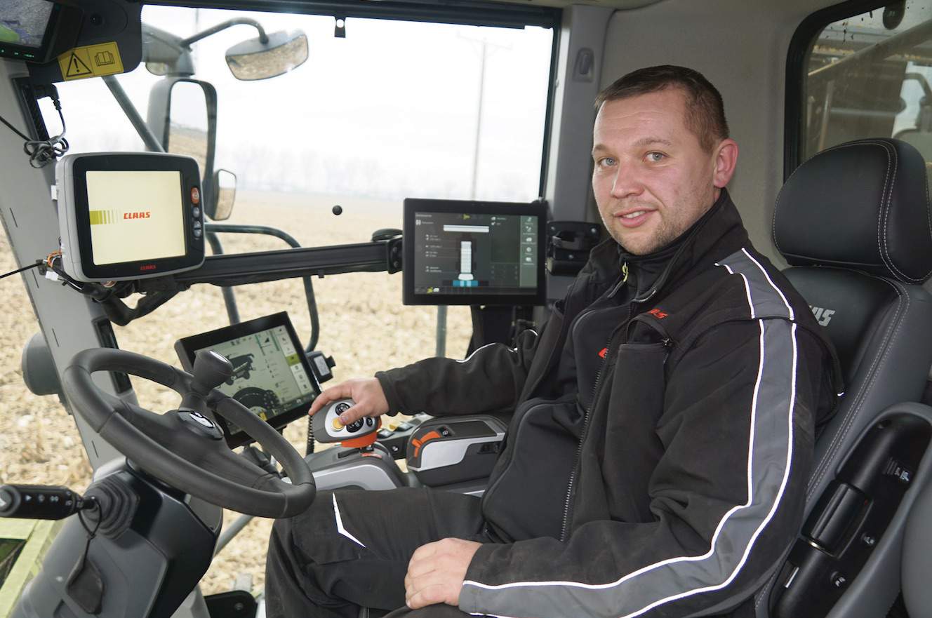 – W nowym Lexionie nie tylko wskazywany jest poziom napełnienia zbiornika w odstępstwie co 5 procent, ale widzimy też ile metrów możemy jeszcze przejechać na polu, nim dojdzie do pełnego napełnienia zbiornika. Jest to niezwykle przydatna informacja – mówi Sebastian Małecki