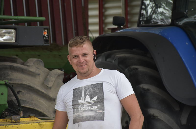 W rodzinnym gospodarstwie ważny jest podział obowiązków, do jednych z zadań Sylwestra Pytlaka (na zdjęciu) należy dbanie o rozród, hodowca sam wykonuje zabiegi inseminacji