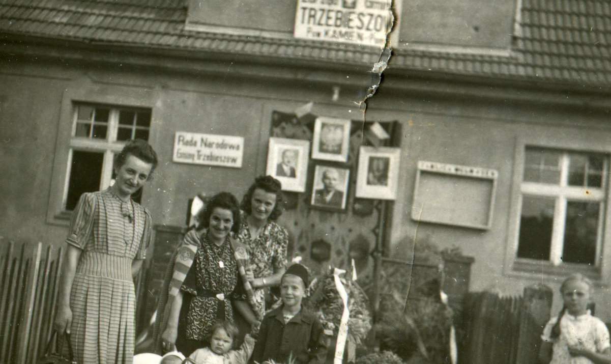 Nieznani ludzie na zdjęciu zrobionym w Trzebieszewie przed siedzibą Rady Gromadzkiej najprawdopodobniej w 1948 albo 1949 roku. Jeśli rozpoznajesz kogokolwiek na tej fotografii,  skontaktuj się z nami pod numerem tel. 61 869 06 00 lub pisząc na adres redakcja@tygodnik-rolniczy.pl