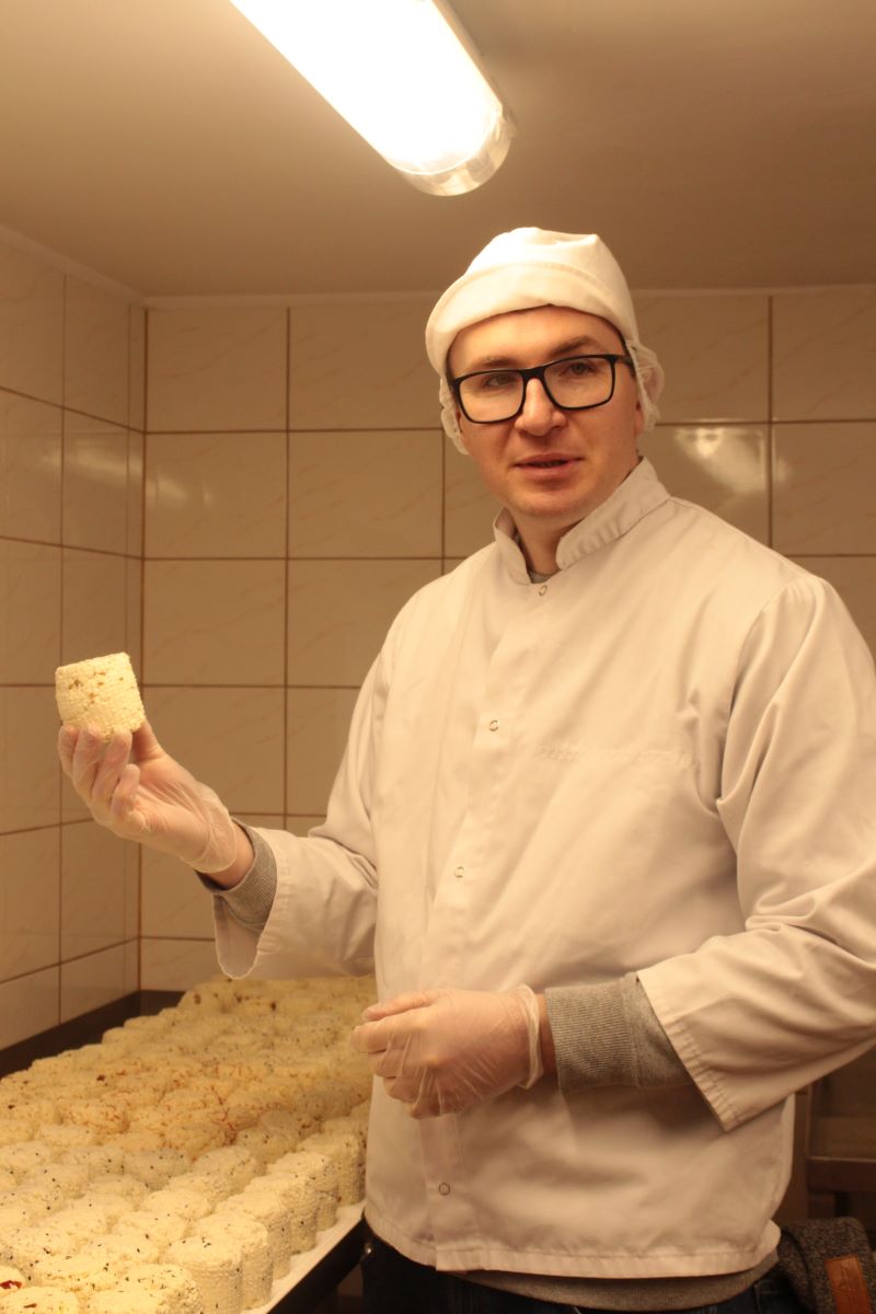 Hubert Turbański w swojej piwnicznej kuchni, w której powstają kozie podpuszczkowe świeżaki, feta, jogurty, a za chwilę pojawi się też kozi camembert