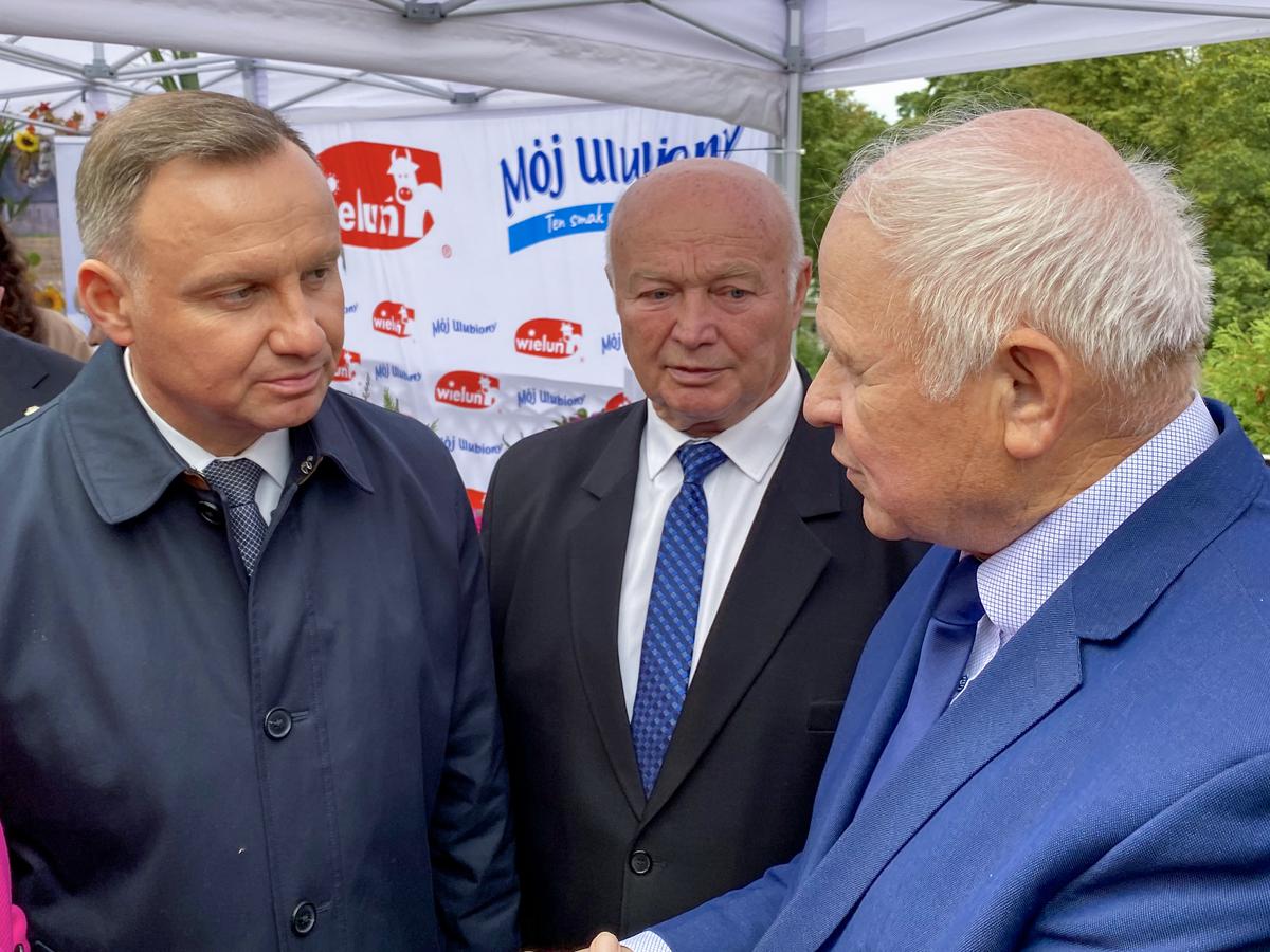 Prezydent Andrzej Duda odbył wiele rozmów z rolnikami i przedstawicielami organizacji branżowych. Właśnie rozmawia (od prawej) ze Stanisławem Kacperczykiem – wiceprzewodniczącym Rady Federacji Branżowych Związków Producentów Rolnych, prezesem Polskiego Związku Producentów Roślin Zbożowych i z Marianem Sikorą – przewodniczącym Rady Federacji Branżowych Związków Producentów Rolnych, prezesem Polskiego Związku Producentów Ziemniaków i Nasion Rolniczych